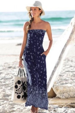 Vestido largo strapless con estampado de flores color azul marino copia
